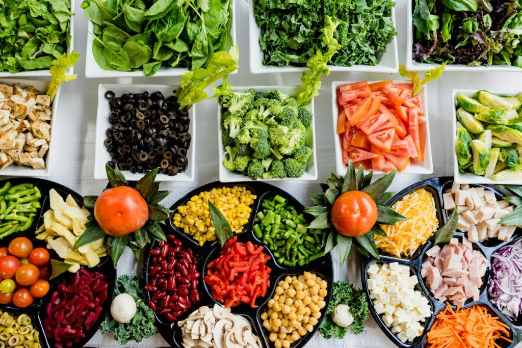 Repas varié composé d’aliments frais et colorés