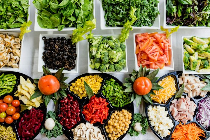 Repas varié composé d’aliments frais et colorés
