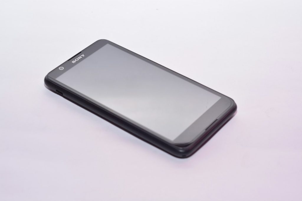 Smartphone posé seul sur une surface claire