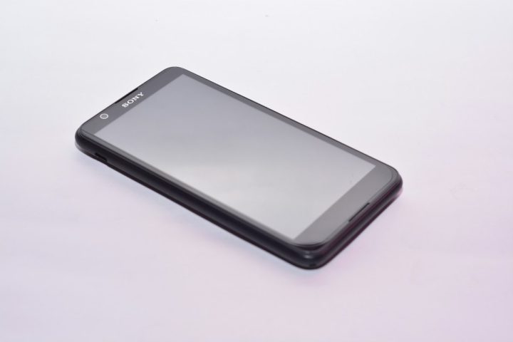 Smartphone posé seul sur une surface claire