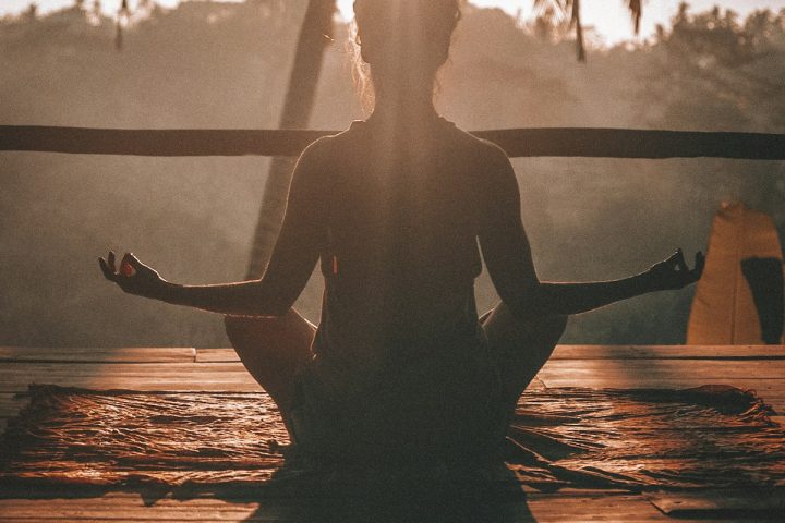 Personne pratiquant la méditation dans un environnement calme