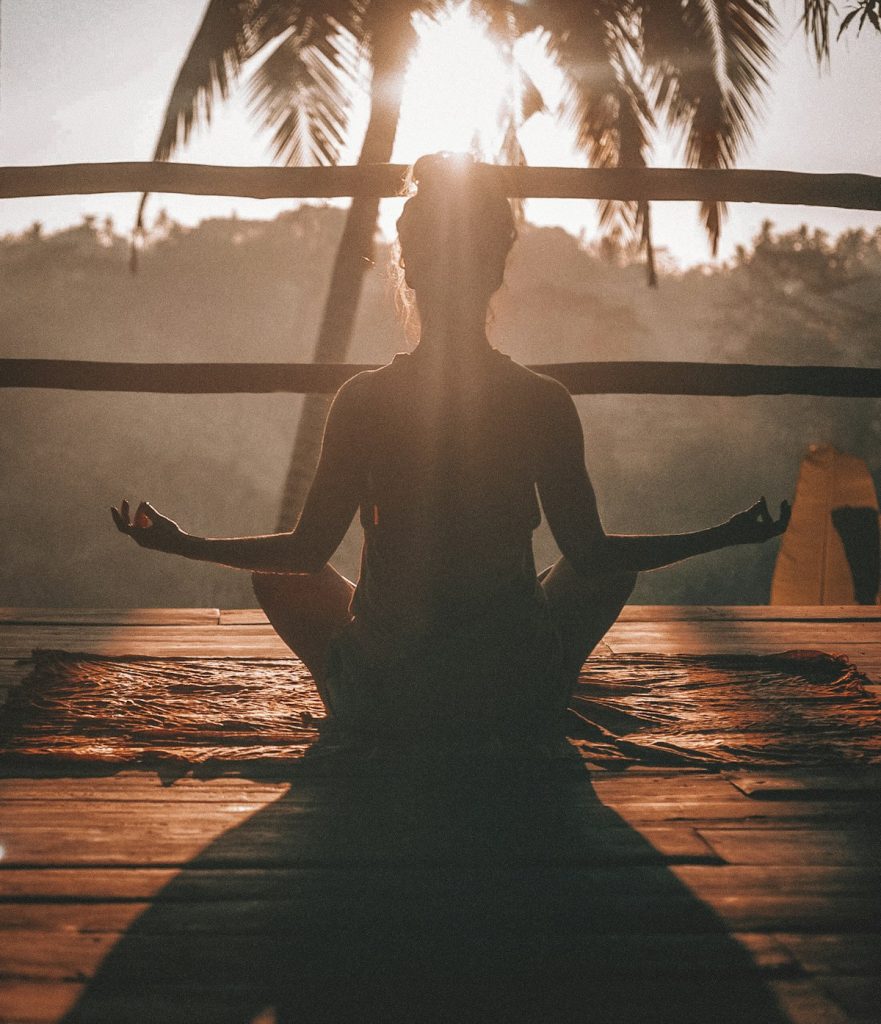 Personne pratiquant la méditation dans un environnement calme