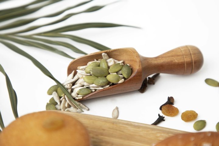 Cuillère remplie de noix et de graines variées