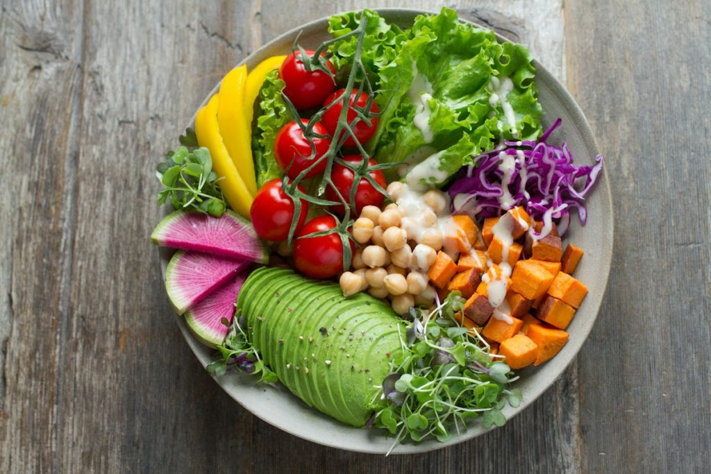 Salade colorée composée de légumes frais