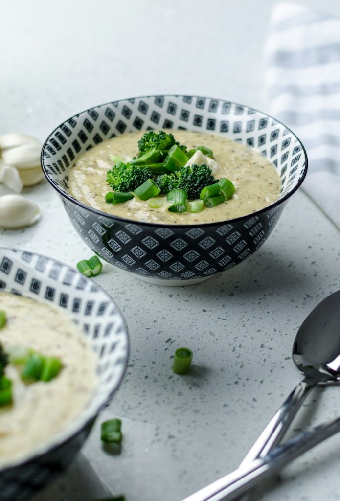 Bol de soupe de légumes avec brocoli et chou-fleur
