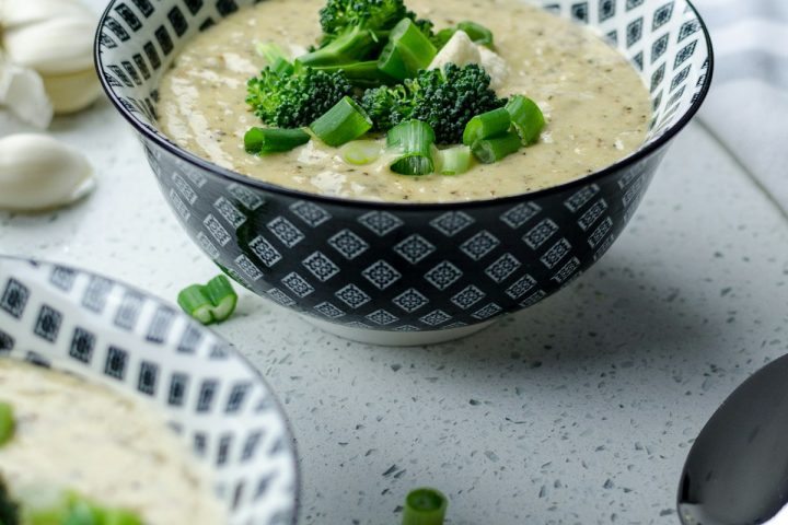 Bol de soupe de légumes avec brocoli et chou-fleur
