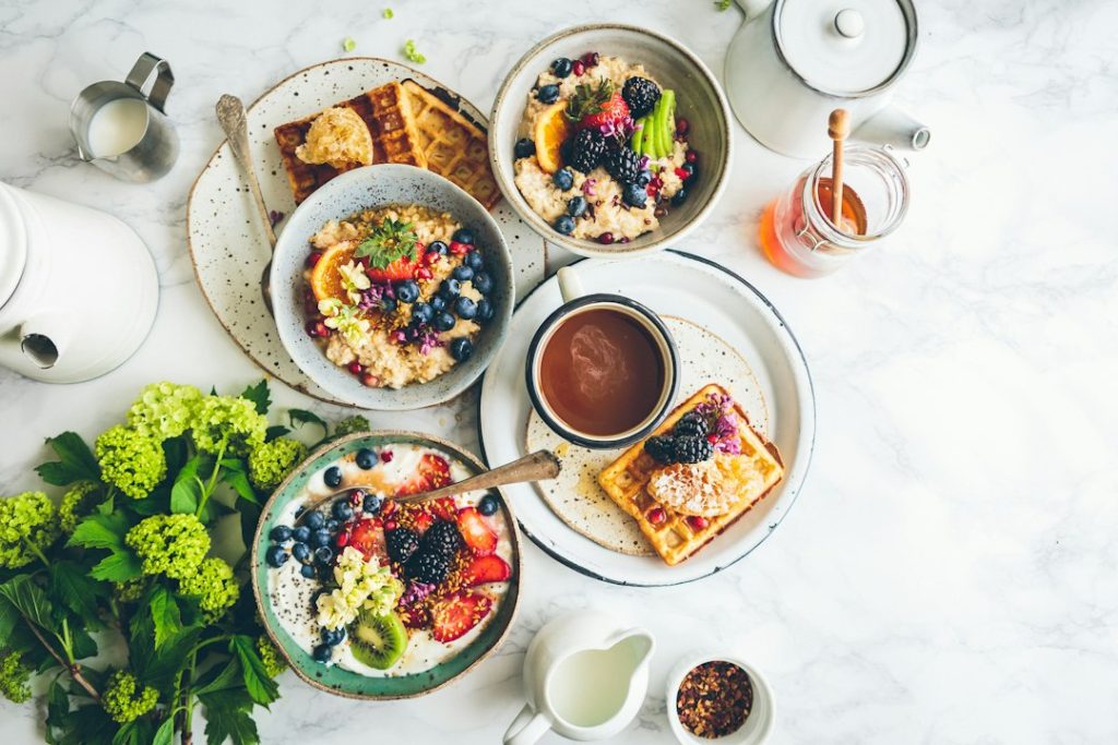 Petit-déjeuner équilibré avec fruits et aliments frais